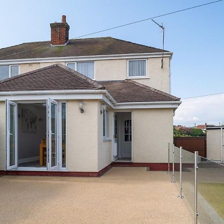Lovely 3 Bedroom Home In Rhos On Sea Exterior photo