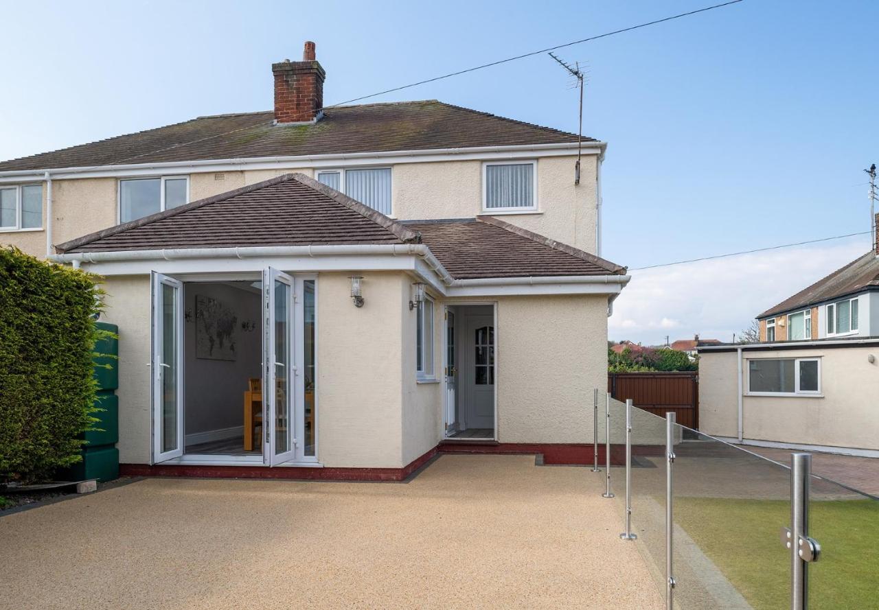 Lovely 3 Bedroom Home In Rhos On Sea Exterior photo