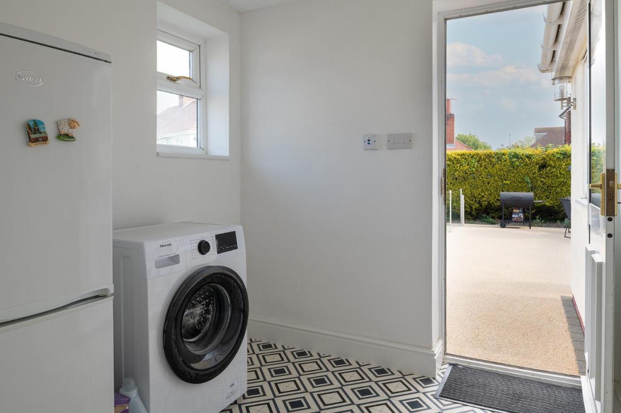 Lovely 3 Bedroom Home In Rhos On Sea Exterior photo