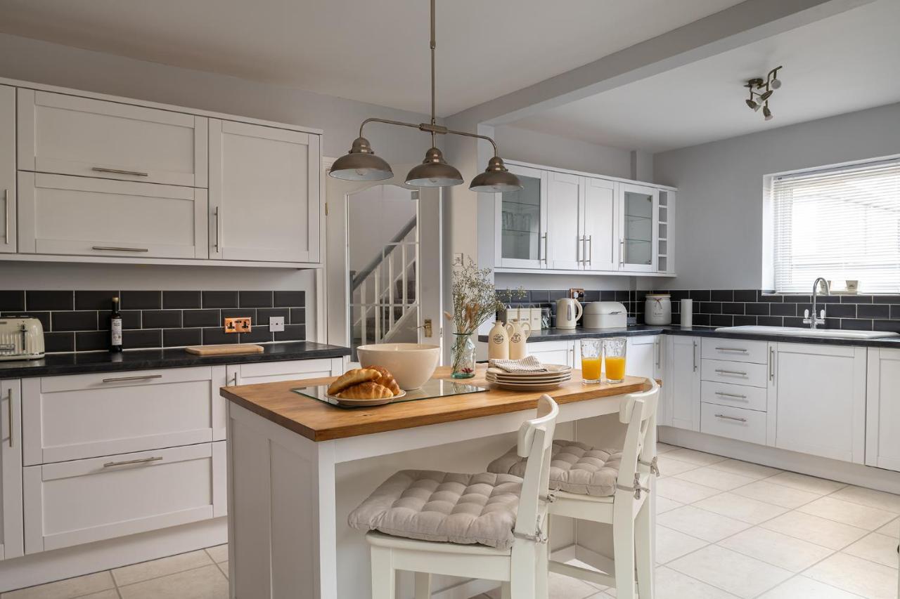 Lovely 3 Bedroom Home In Rhos On Sea Exterior photo